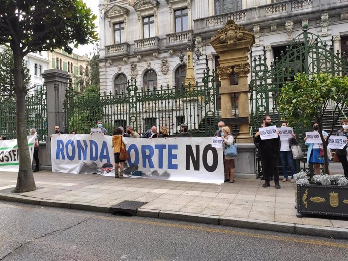 Concentración contra la Ronda Norte ante la Junta General