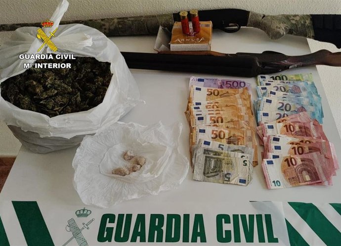 Imagen de los efectos intervenidos por la GUardia Civil