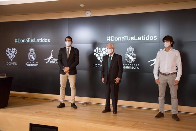 Iker Casillas, Enrique Sánchez y el doctor Manuel Marina Breysse tras presentar la iniciativa para acercar la cardiología digital a colectivos vulnerables
