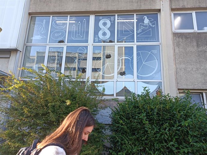 Imagen de disparos en una ventana del campus de la UPV/EHU en Leioa (Bizkaia), realizados por un alumno detenido en posesión de una escopeta