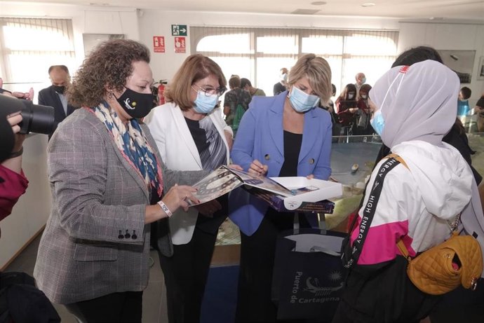De izquierda a derecha, la presidenta de la APC, Yolanda Muñoz; la consejera de Educación, María Isabel Campuzano, y la alcaldesa de Cartagena, Noelia Arroyo, durante la presentación del programa educativo 'Conoce el Puerto de Cartagena'