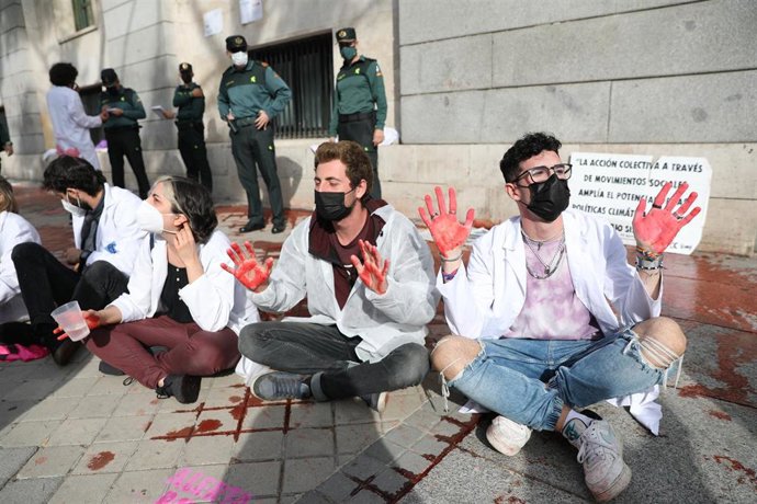 Científicos entregan en forma en forma de protesta al Gobeirno el último informe del IPPC para denunciar la falta de políticas "valientes".