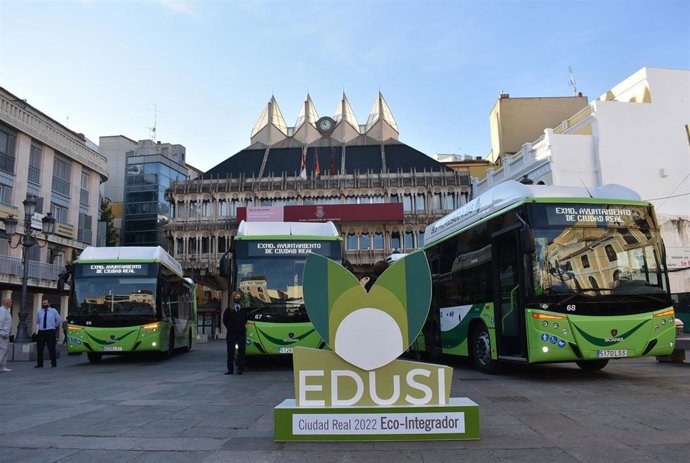 Ciudad Real presenta tres nuevos autobuses de gas.