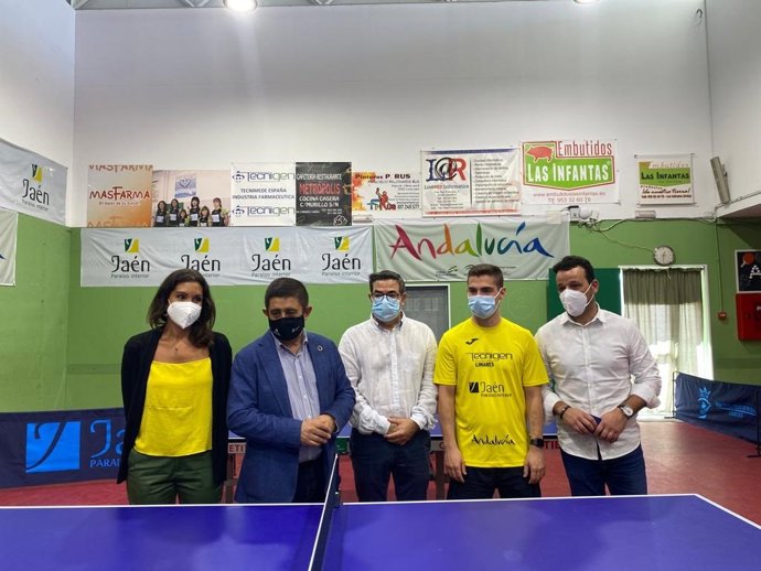 Visita a las instalaciones del Club de Tenis de Mesa de Linares.