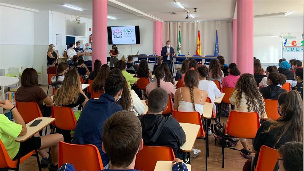 José Luis Delgado imparte la charla sobre el SAVA en el IES Abdera de Adra (Almería)