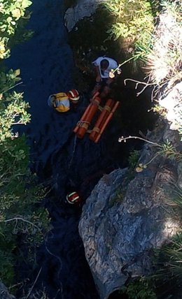 Rescate de un hombre accidentado en el cañón de las Buitreras de Benahavís por bomberos de Marbella