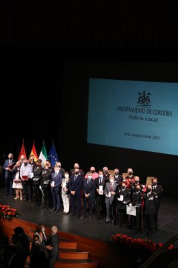Autoridades y condecorados con motivo de la festividad de San Rafael, Patrón de la Policía Local.