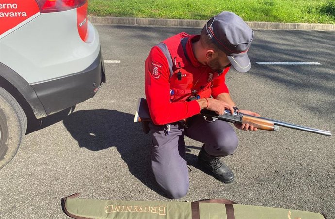 Un agente con el arma.