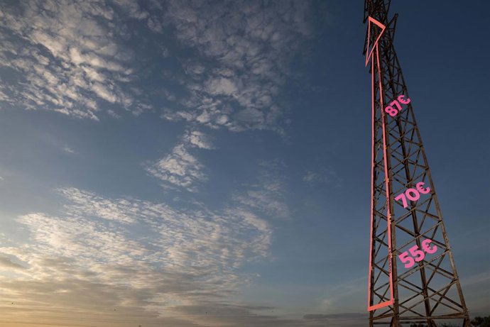 Los artistas Abraham Calero y StoolStreetArt convierten una torre de alta tensión abandonada en una acción artística "contra la subida descontrolada" de la luz