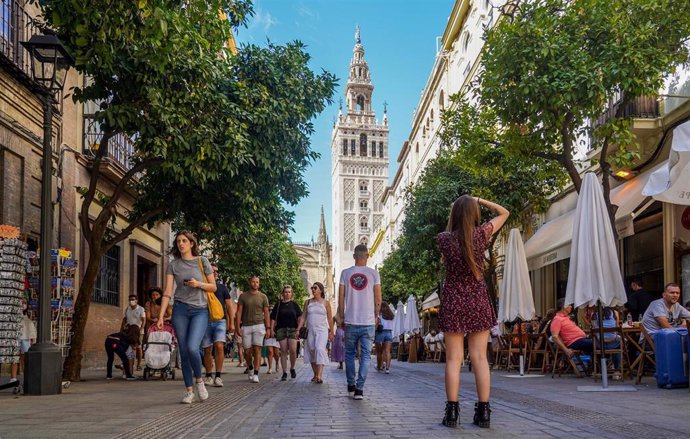 Gran cantidad de turistas por el entorno de  la Catedral de Sevilla (archivo)