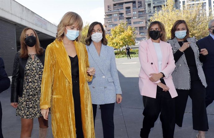 (I-D) La ministra de Educación y Formación Profesional, Pilar Alegría; la presidenta de Empresa Familiar Rocío Hervella y la consejera de Educación, Rocío Lucas, a su llegada a  la clausura del evento FP Talks, en el auditorio del Museo de la Ciencia.
