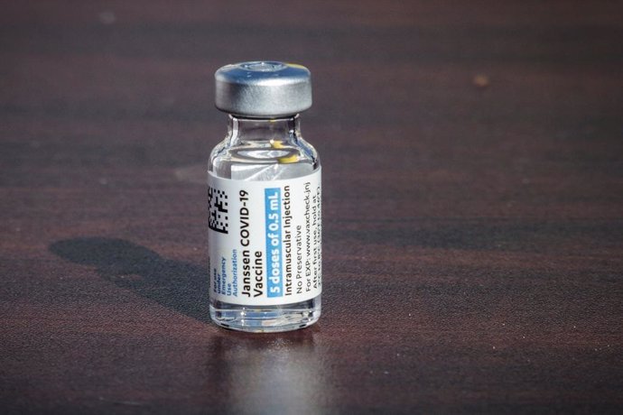 Archivo - 13 March 2021, US, New York: A vial of the Johnson &Johnson Coronavirus vaccine is pictured at Pop-up Covid-19 vaccination site set up in a Baseball stadium parking lot. Photo: Bruce Cotler/ZUMA Wire/dpa