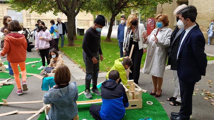 Niños oscenses estrenan el JuegaLAAAB, un proyecto para fomentar la participación y toma de decisiones en común.
