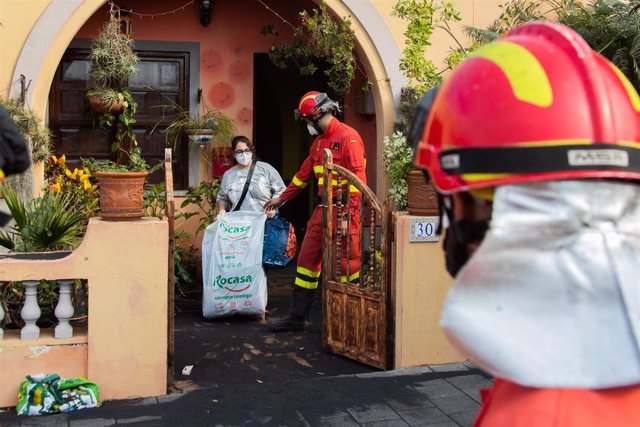 Efectivos del segundo Batallón de la Unidad Militar de Emergencias (UME), durante una recogida de enseres en la zona de viviendas San Borondón, en La Palma, Canarias (España). Esta recogida de enseres se debe a la cercanía de la colada de lava del volcán 