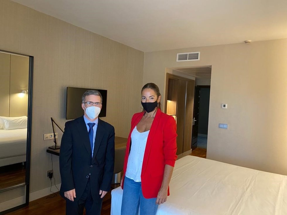 La delegada territorial de Turismo de la Junta en Huelva, María Ángeles Muriel, visita un hotel de Huelva.