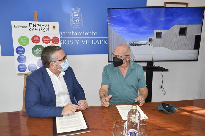 Firma del contrato en Los Palacios