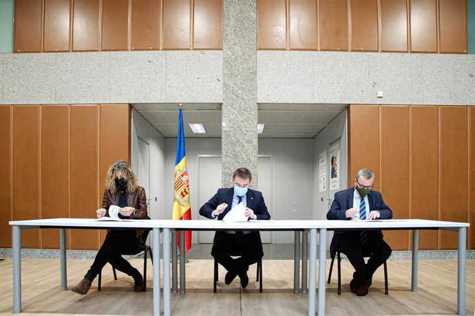 La presidenta de Autntics Hotels d'Andorra, Esther Santuré; el de la Unió Hotelera d'Andorra, Jordi París, y el secretario de Estado de Justicia e Interior, Joan León