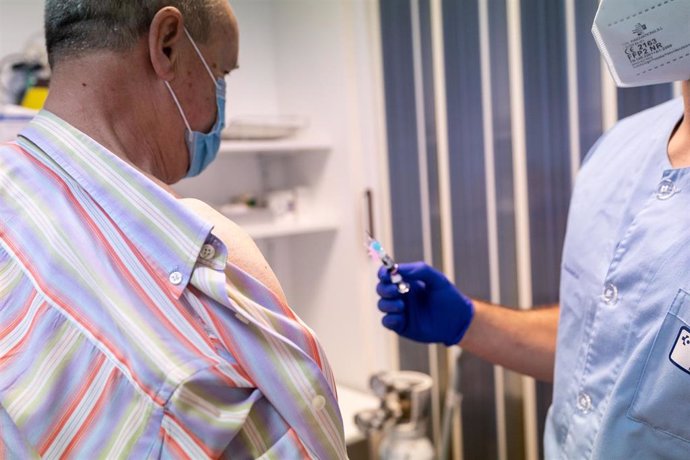 Una persona se vacuna de la gripe en el centro de Salud de Habana-Cuba, a 18 de octubre de 2021, en Vitoria, País Vasco, (España).