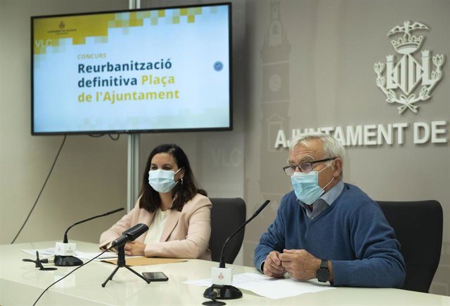 La vicealcaldesa de València y edil de Desarrollo y Renovación Urbana, Sandra Gómez, y el acalde de la ciudad, Joan Ribó, en la presentación de la convocatoria del concurso para la reforma definitiva de la plaza del Ayuntamiento.