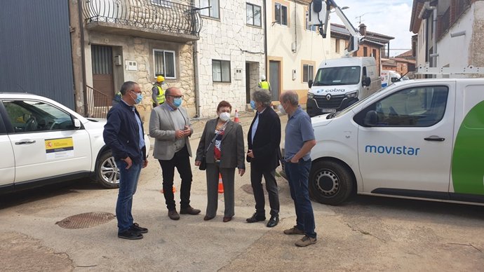 Visita del subdelegado del Gobierno en Soria, Miguel Latorre, a las obras de extensión de banda ancha que se llevan a cabo en pueblos de la provincia.