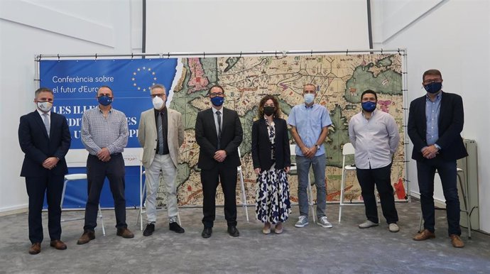 Participantes en las jornadas sobre la vulnerabilidad de los territorios insulares.