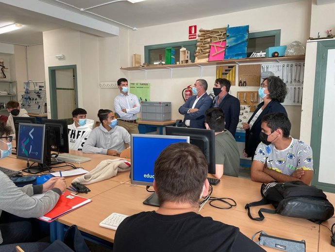 El delegado de Educación y Deporte de la Junta de Andalucía en Cádiz, Miguel Andréu, durante su visita al IES Huerta del Rosario.