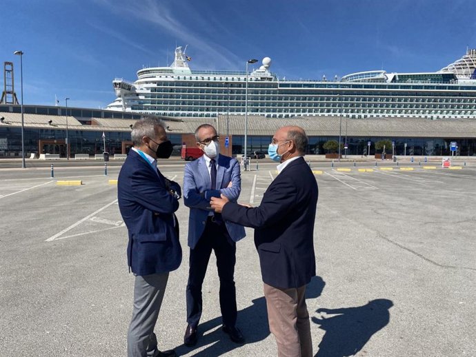 El presidente de Puertos del Estado, Francisco Toledo, visita el puerto de Málaga, junto al presidente de la Autoridad portuaria malagueña, Carlos Rubio.