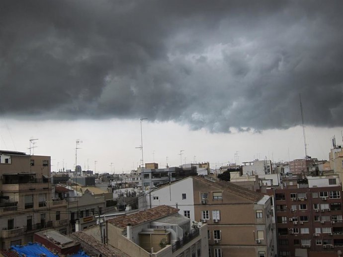 Archivo - Tormenta, lluvia y nubes en Valncia                               
