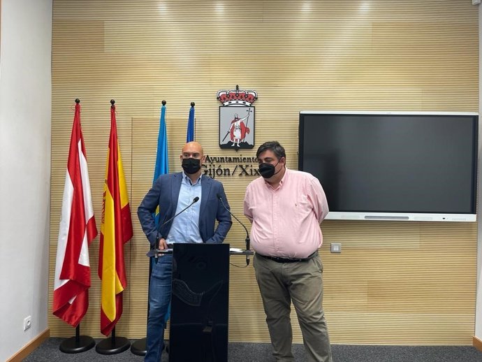Rueda de prensa del portavoz de Foro en el Ayuntamiento de Gijón, Jesús Martínez Salvador, y su compañero del grupo municipal Pelayo Barcia