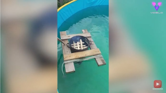 Una hoguera flotante, el método casero de un ruso para calentar el agua de su piscina exterior