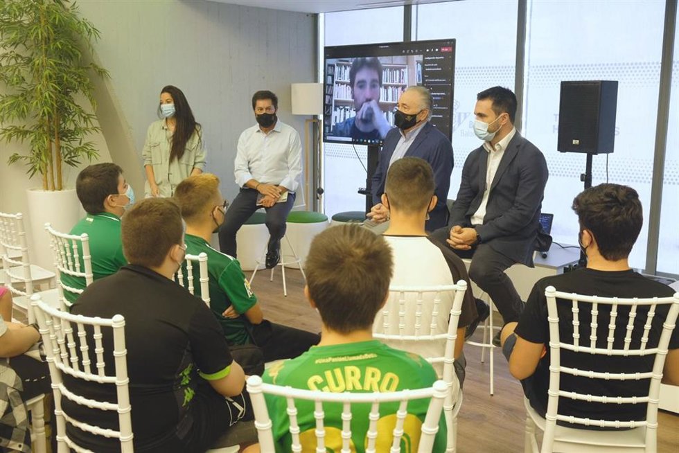 Alumnos del IES 'Diamantino García' han participado en la primera sesión de las lecturas verdiblancas, con Rafael Gordillo, presidente de la Fundación Real Betis.