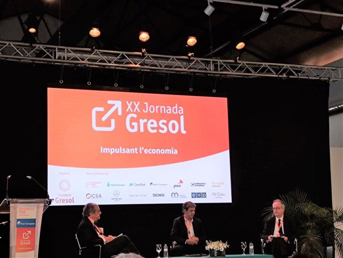 El professor Alfonso Chiner, el president executiu de Fluidra, Eloi Planes, i el president de Grup Barceló, Simón Pedro Barceló, en les Jornades Gresol