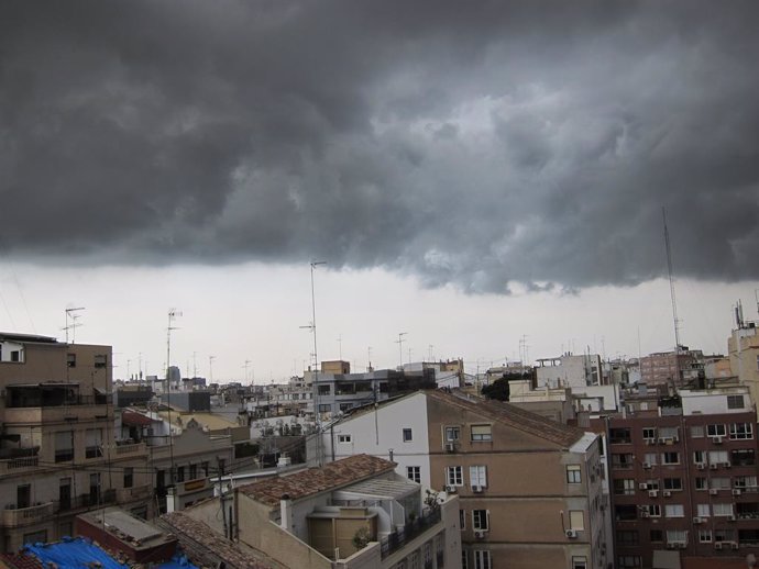 Archivo - Arxiu - Tempestat, pluja i núvols a Valncia                               