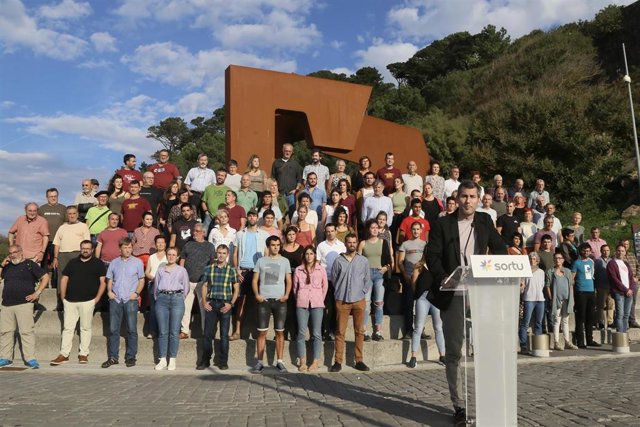 El secretario general de Sortu, Arkaitz Rodríguez, ante militantes e históricos dirigentes de la izquierda abertzale, lee una declaracióm con motivo del décimo aniversario del abandono definitivo de la violencia por parte de ETA