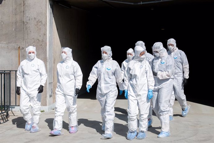 Archivo - 27 April 2020, Poland, Gdansk: Medics wear protective suits are seen at a Coronavirus (COVID-19) drive-thru testing centre near the Energa stadium. Photo: Mateusz Slodkowski/ZUMA Wire/dpa