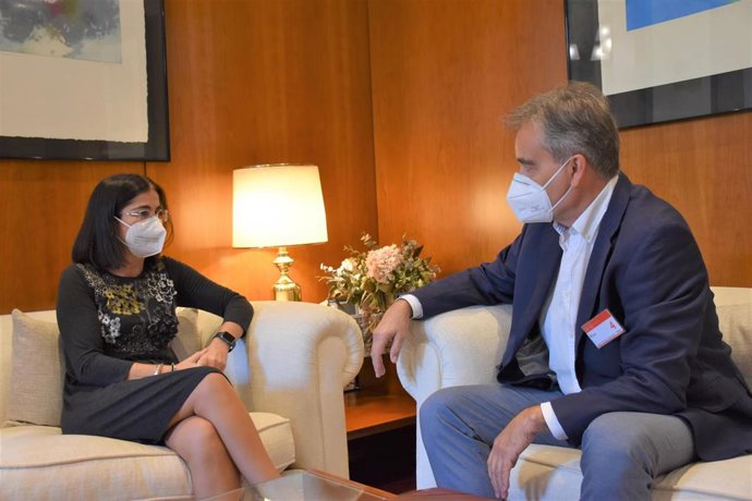 Archivo - Ministra de Sanidad, Carolina Darias, y el presidente de Satse, Manuel Cascos.