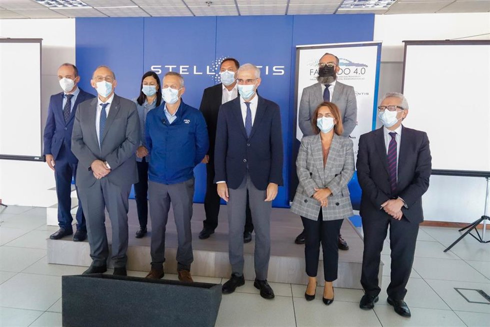 El vicepresidente económico de la Xunta, Francisco Conde, junto al director de Stellantis Vigo, Ignacio Bueno; el rector de la UVigo, Manuel Reigosa; y responsables de centros tecnológicos, en la presentación del proyecto 'Facendo 4.0'.