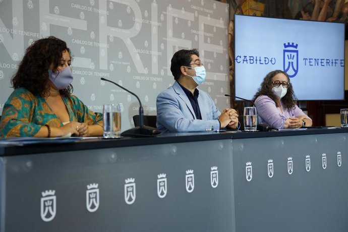 La consejera de Desarrollo Económico del Cabildo de Tenerife, Carmen Luz Baso, el presidente del Cabildo, Pedro Martín, y la directora insular Ermitas Moreira, en la presentación de Feboda
