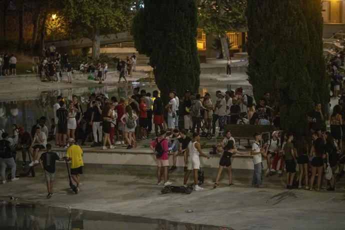 Archivo - Decenas de personas en el parque de la Espanya Industrial, durante la primera noche de las Fiestas de Sants, a 25 de agosto de 2021, en Barcelona, Cataluña (España).
