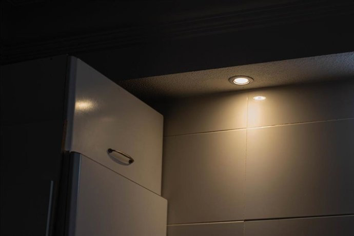 Archivo - Una lámpara se mantiene encendida en el interior de una casa, a 18 de agosto de 2021, en Madrid (España). El precio medio diario de la electricidad en el mercado mayorista se disparará este miércoles un 17,7%, con respecto al nivel marcado aye