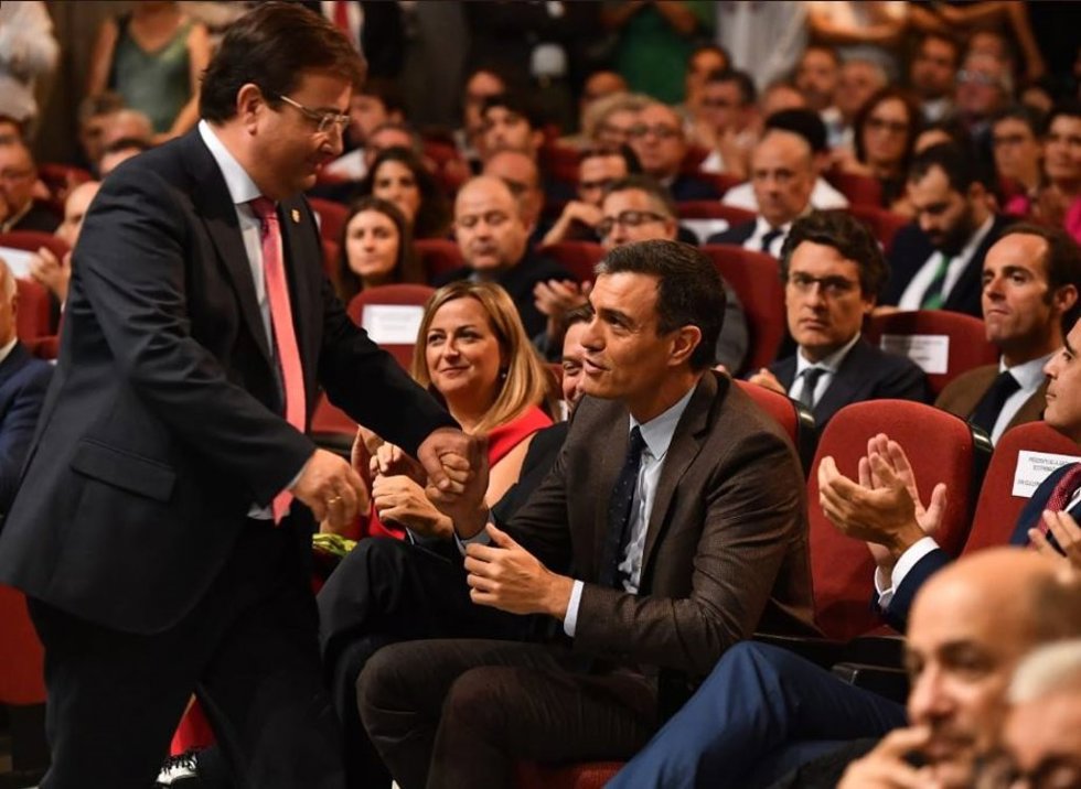 Archivo - El presidente del Gobierno, Pedro Sánchez, y el presidente de la Junta, Guillermo Fernández Vara