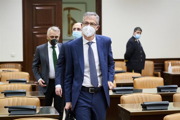 Archivo - El gobernador del Banco de España, Pablo Hernández de Cos a su llegada a la Comisión de Asuntos Económicos del Congreso