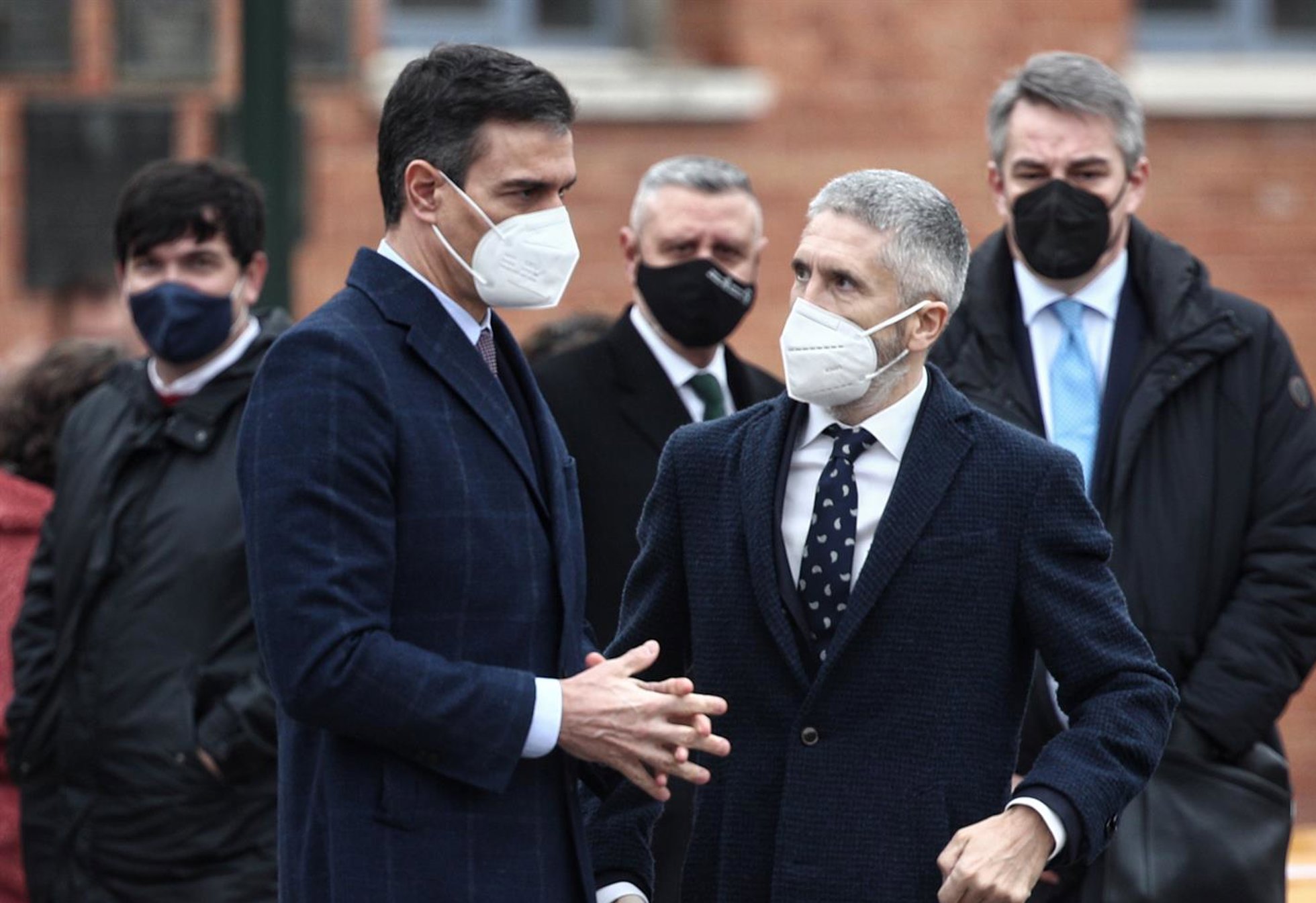 Archivo - El presidente del Gobierno, Pedro Sánchez, y el ministro del Interior, Fernando Grande-Marlaska, durante un acto de destrucción simbólica de armas en marzo de 2021