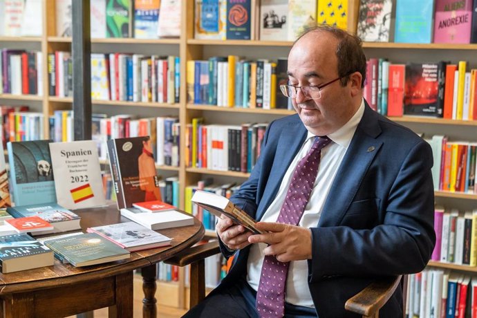 El ministro de Cultura y Deporte, Miquel Iceta, en una librería de Frankfurt