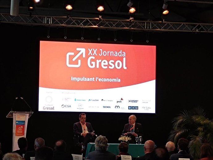 El secretario general de Infraestructuras del Ministerio de Transportes, Movilidad y Agenda Urbana, Sergio Vázquez, y el el presidente de honor de la Fundación Gresol, Anton Pont