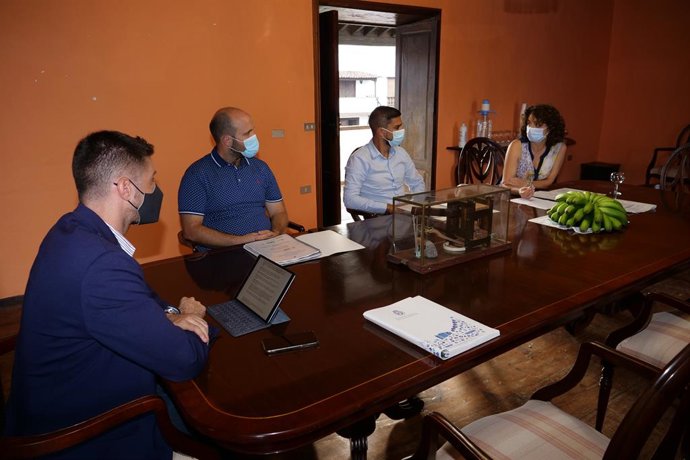 El consejero de Desarrollo Sostenible del Cabildo de Tenerife, Javier Rodríguez, en la firma del plan de acción por el clima y la energía sostenible