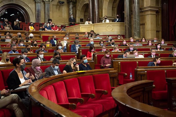 Vista general de una sesión plenaria en el Parlament de Cataluña, a 19 de octubre de 2021, en Barcelona, Cataluña (España). El pleno del Parlament ha recuperado el 100% del aforo del hemiciclo, tras el visto bueno del Procicat y después de haber celebra
