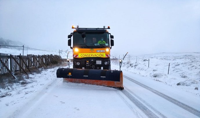 Archivo - Operario durante la borrasca Filomena en Andalucía en una imagen de archivo 