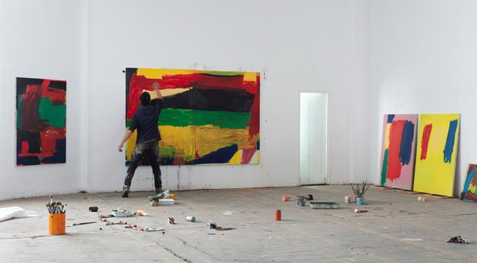 Nelo Vinuesa en el proceso pictórico