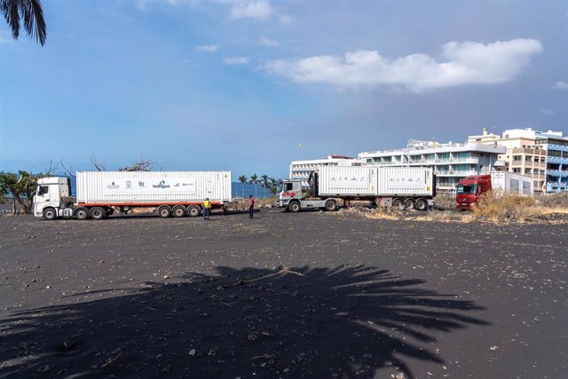 Archivo - Llegada de las desaladoras portátiles a Puerto Naos con las que se pretende regar las fincas afectadas por la erupción